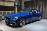 BMW M760Li in Individual Avus blau im Showroom von BMW Abu Dhabi Motors