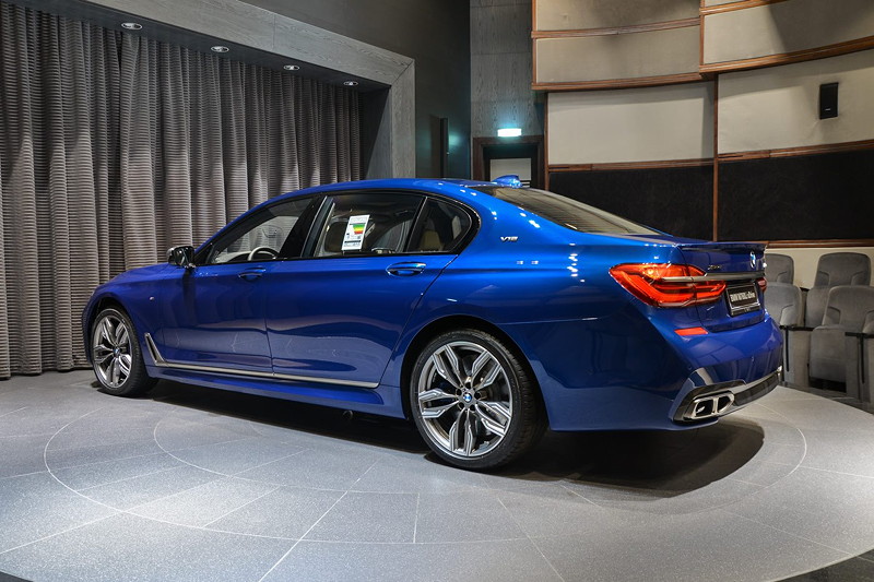 BMW M760Li in Individual Avus blau im Showroom von BMW Abu Dhabi Motors