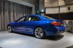 BMW M760Li in Individual Avus blau im Showroom von BMW Abu Dhabi Motors