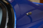 BMW M760Li in Individual Avus blau, V12 Logo auf der C-Säule