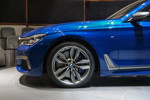 BMW M760Li in Individual Avus blau auf 20 Zoll Felgen vom Typ 'M Doppelspeiche'