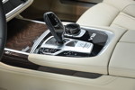 BMW M760Li, Mittelkonsole mit Automatik Gangwahlhebel, iDrive Touch Controller und V12 Logo