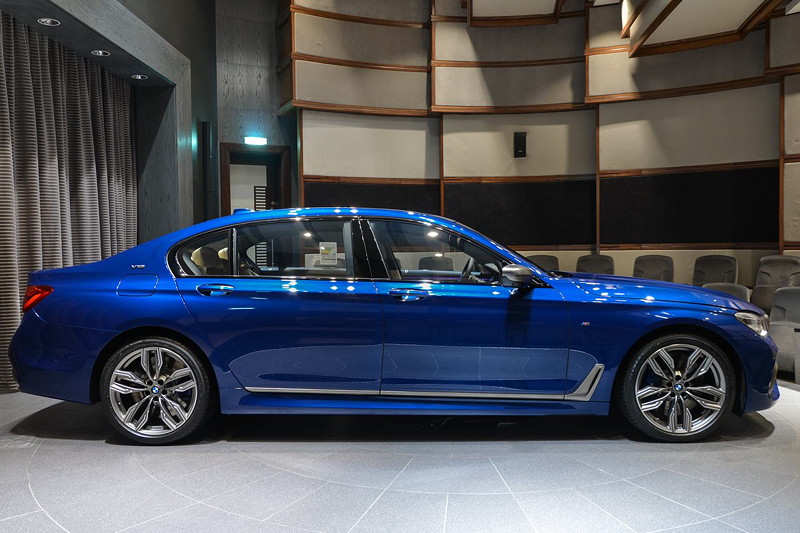 BMW M760Li in Individual Avus blau im Showroom von BMW Abu Dhabi Motors