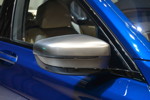 BMW M760Li in Individual Avus blau, Außenspiegel in Cerium grey, kommt aus schmalem Steg der Fenstereinfassung