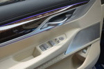 BMW M760Li, Fahrertür von innen, mit Tasten für Fensterheber, Türöffner, Lautsprecher, ambientes Licht