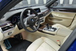 BMW M760Li in Individual Avus blau, Interieur vorne