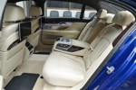 BMW M760Li in Individual Avus blau, mit Fond Entertainment Experience
