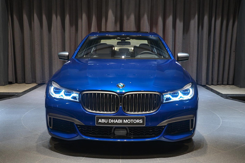 BMW M760Li in Individual Avus blau im Showroom von BMW Abu Dhabi Motors, mit BMW Laserlicht