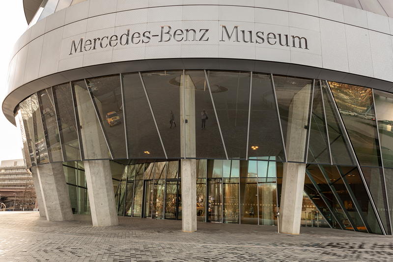 Mercedes-Benz Museum in Stuttgart, Eingang.