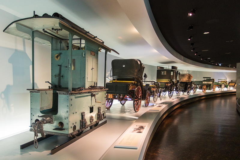 Mercedes-Benz Museum Stuttgart, Mythos 1: Pioniere, vorne mit der Daimler Motor-Lokomotive.