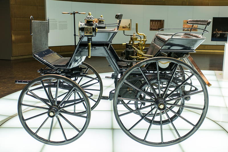 Daimler Motorkutsche, das erste vierrdrige Automobil der Welt. Gottlieb Daimler und Maybach haben einen 1,1 PS starken Motor, die so genannte 'Standuhr' in eine Kutsche eingebaut.