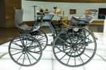 Daimler Motorkutsche, das erste vierrädrige Automobil der Welt. Gottlieb Daimler und Maybach haben einen 1,1 PS starken Motor, die so genannte 'Standuhr' in eine Kutsche eingebaut.