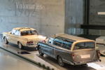 Mercedes-Benz Museum, Myhtos 5: Mercedes-Benz 220 S vor dem Mercedes-Benz 300 S Messwagen.