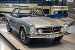 Mercedes-Benz 230 SL, der weltweit erste Sportwagen mit stabiler Fahrgastzelle und Knautschzonen. 6-Zyl., 2.306 ccm, 150 PS, vmax: 200 km/h, Bauzeit: 1963-1967, Stückzahl: 19.831.