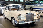 Mercedes-Benz 220 S, und seine Schwestermodelle 220 und 220 SE sind die weltweit ersten Serienfahrzeuge mit der von Béla Barényi patentierten Sicherheitskarosserie.