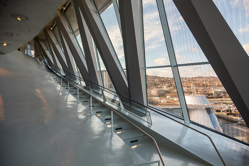 Mercedes-Benz Museum in Stuttgart, Blick hinter die Fassade. Jeder der Dreiecksscheiben ist unterschiedlich.