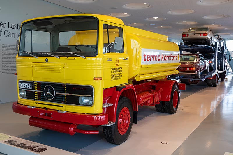 Mercedes-Benz LP 1513 Heizl-Tankwagen. 1965 fhrt Mercedes-Benz eine neue mittelschwere Lastwagen-Baureihe ein, mit eckigem Fhrerhaus und unter der Fahrerkabine eingebauten Motor.
