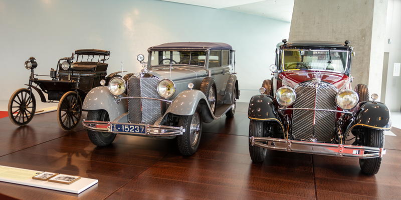  Mercedes-Benz Museum: Daimler Motor-Stra�enwagen, Mercedes-Benz 770 'Gro�er Mercedes' Cabriolet F. und Mercedes-Benz 770 'Gro�er Mercedes' Pullman-Limousine.