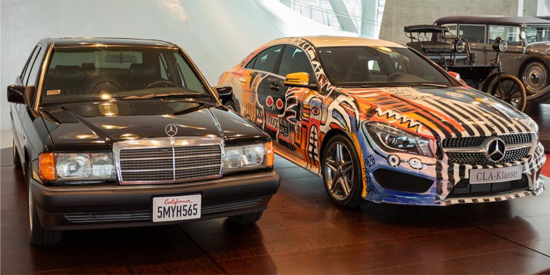  Mercedes-Benz 190 E 2.3 von Nicolas Cage neben dem Mercedes-Benz CLA StreetStyle designed by Cro.