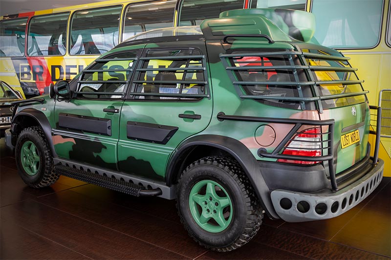Mercedes-Benz ML 320. Spielte in 'Lost World' mit. Das im Werk Tuscaloosa hergestellte 'Sport Utility Vehicle' bringt im Film die Hauptfiguren vor gefr��igen Dinosauriern in Sicherheit.