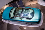 Mercedes-Benz F200 Imagination, mit kleinen Steuerknüppeln in Tür und Mittelkonsole statt Lenkrad. Frühes Beispiel für Shift-by-Wire-Technologie.