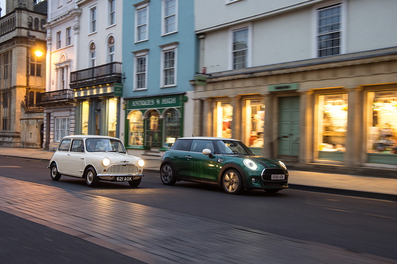 MINI 60 Years Edition und 1959 Morris Mini-Minor.