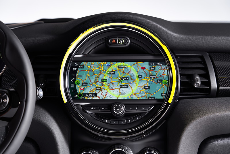 Der neue MINI Cooper SE, Bordbildschirm, Navigationssystem ist Serie.