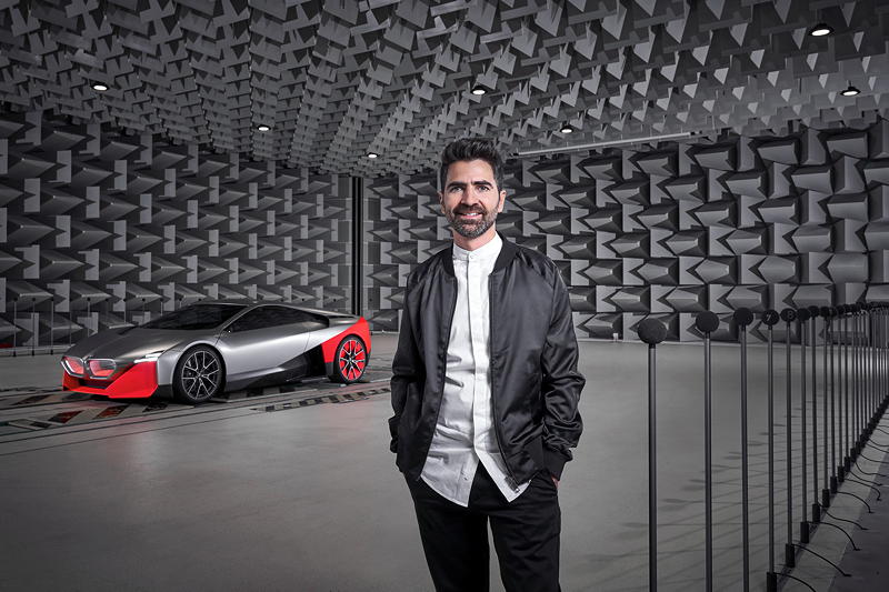 BMW Sound Designer Renzo Vitale und BMW Vision M NEXT im Freifeldraum.