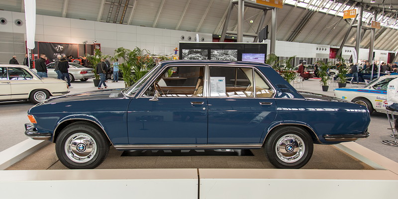 BMW 2800 in Riviera blau, ausgestellt auf der Retro Classics 2019 in Stuttgart