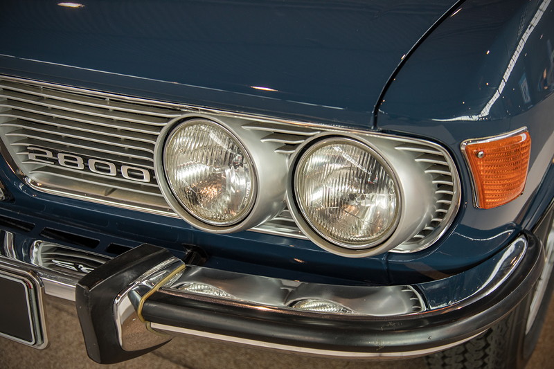 BMW 2800 mit viel Chrom, u. a. um die Doppel-Scheinwerfer, Typ-Bezeichnung im Grill