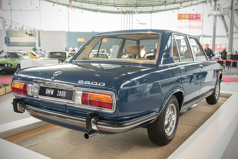 BMW 2800 in Riviera blau, ausgestellt auf der Retro Classics 2019 in Stuttgart