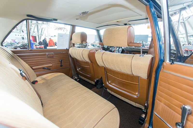 BMW 2800, Blick in den Fond, Velours-Sitze, Tr-Vekleidungen teils in Kunstlede