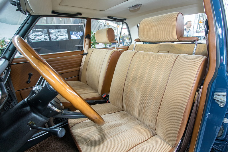 BMW 2800, Blick in den Innenaum, Velours-Ausstattung, Holz-Lenkrad