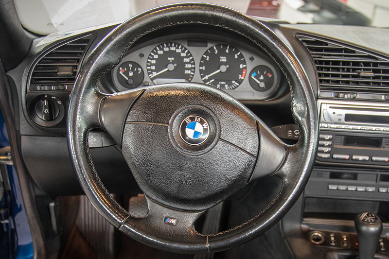 BMW 320i Cabrio (E36), Cockpit, Leergewicht: 1.435 kg, vmax: 211 km/h