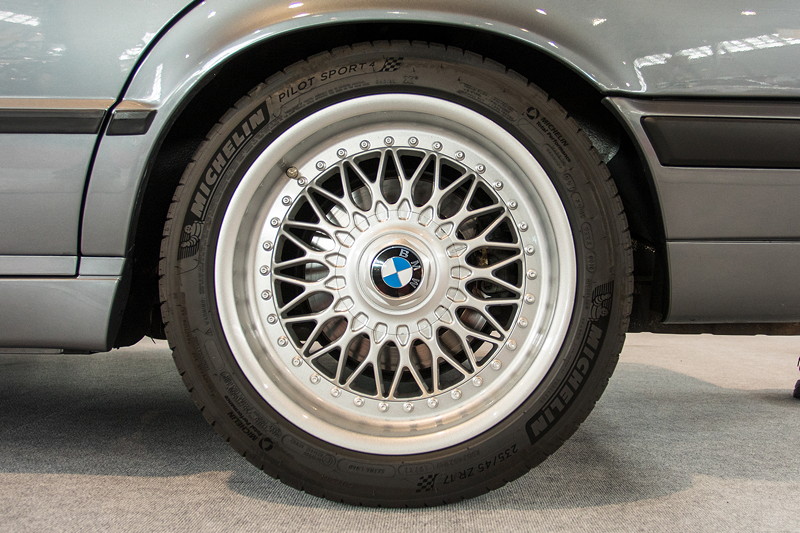 BMW 540i auf orig. BMW 17 Zoll Alufelgen Styling 5 mit Michelin 235/45 Bereifung