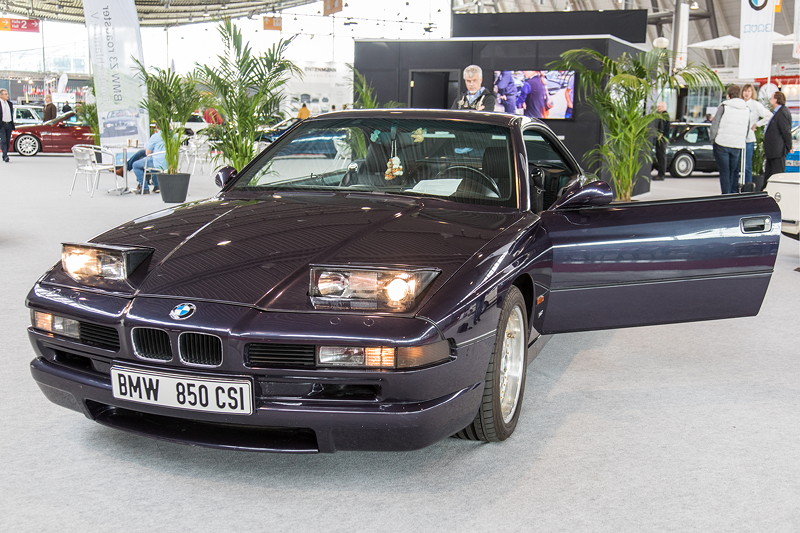 BMW 850 CSi mit 'Schlafaugen', also versenkbaren Haupt-Scheinwerfern