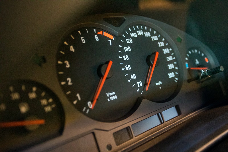BMW 850 CSi, Tacho-Instrumente mit Tacho bis 300 km/h