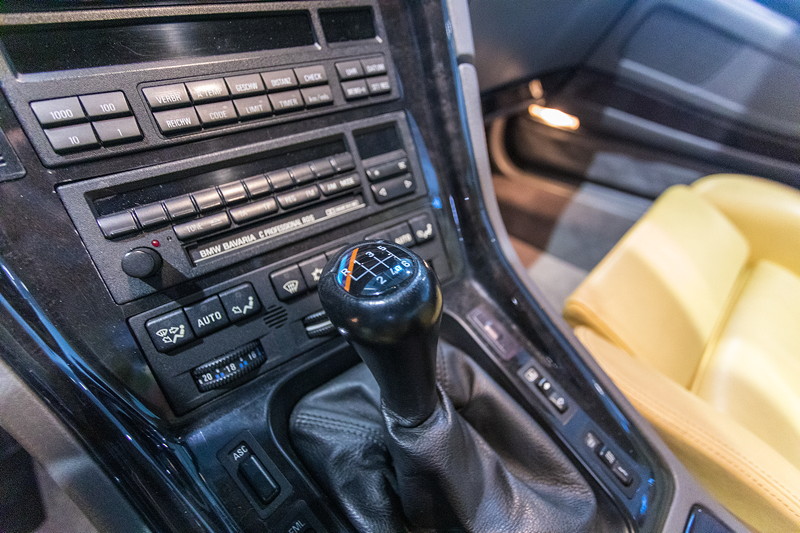 BMW 850 CSi, Mittelkonsole mit 6-Gang Handschalter