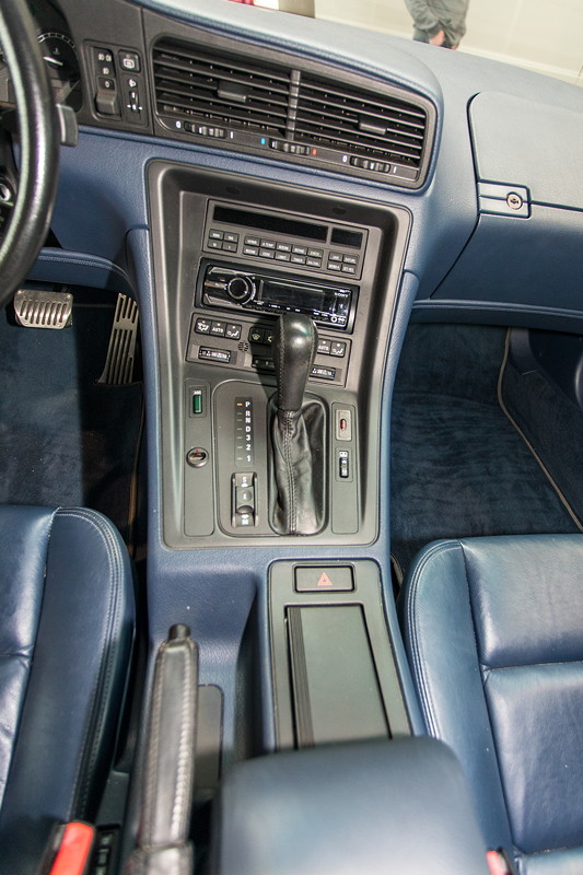 BMW 850i, Mittelkonsole mit Automatik-Getriebe Wahlhebel