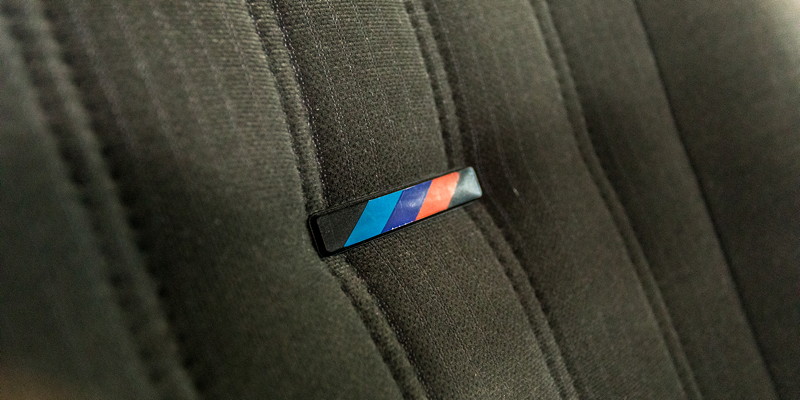 BMW M535i, Stoff-Sitze mit M-Logo