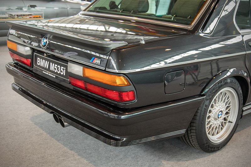 BMW M535i, ab 1985 wurde aus dem 535i der M535i mit sportlichen Beitrgen