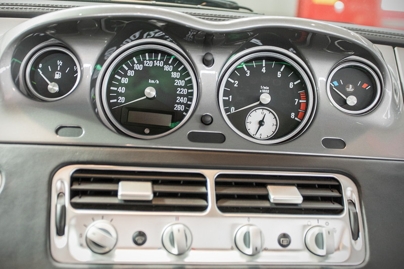 BMW Z8, Mittelkonsole mit zum Fahrer geneigten Tacho-Instrumenten