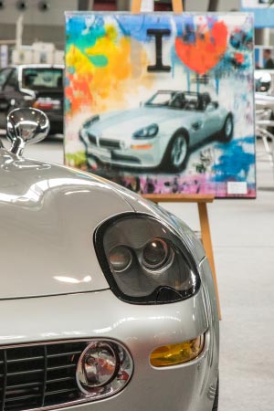 BMW Z8 (E52) in titansilber metallic von Hans-Joachim Bender vor einem Z8 Gemälde, Retro Classics 2019 in Stuttgart