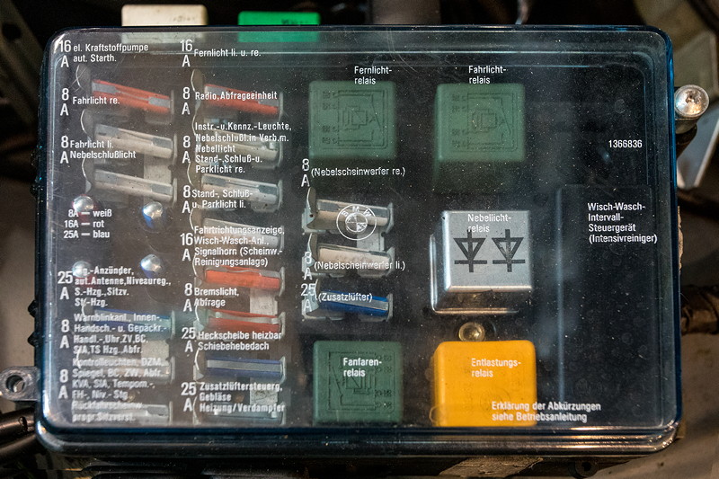 BMW 525e (Modell E28), Sicherungskasten im Motorraum