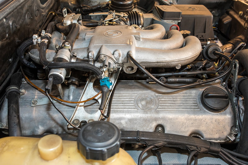 BMW 525e (Modell E28), 6-Zylinder-Reihenmotor, Bohrung x Hub: 84 x 81 mm