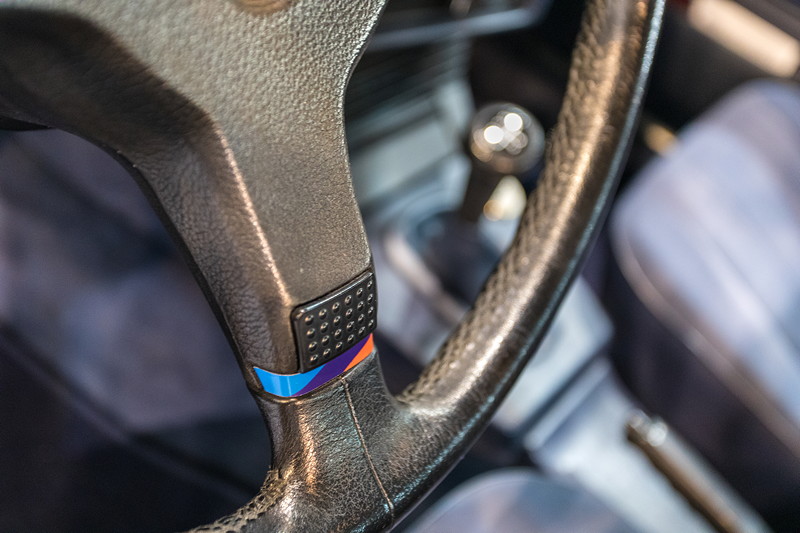 BMW 525e (Modell E28), Lenkrad mit Detail in BMW M Farben