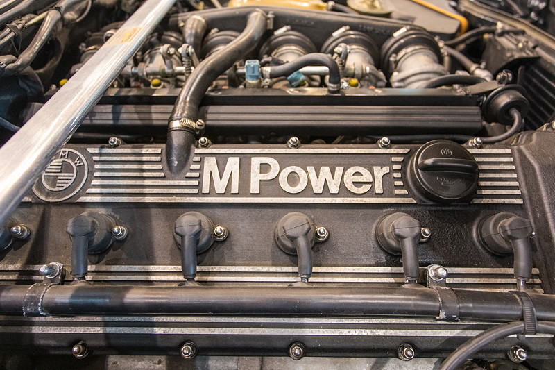 BMW M635CSi (Modell E24), 4 Ventilmotor aus dem BMW M1, mit 'M Power' Schrifzug auf dem Motorblock.