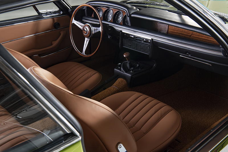 BMW 2800 GTS Coupe-Studie, Innenraum mit filigranen Sitzen und Holzlenkrad.