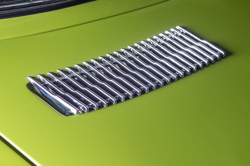 BMW 2800 GTS Coupe-Studie, verchromte Lufteinlassgitter sind in die Motorhaube eingelassen.