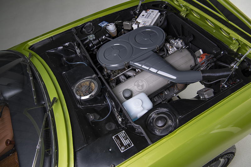 BMW 2800 GTS Coupe-Studie, der 6-Zylinder-Motor M30B28 passt knapp unter die vorn angeschlagene Motorhaube.